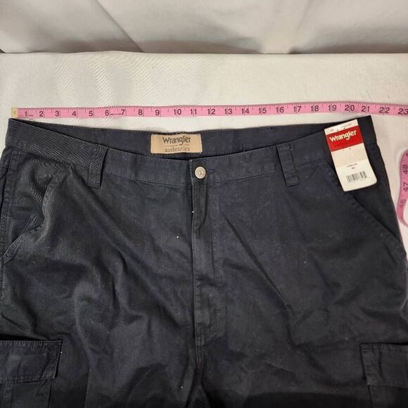 Wrangler Authentic Men's 42 Classic Cargo Shorts 10" Inseam Black - Picture 3 of 7